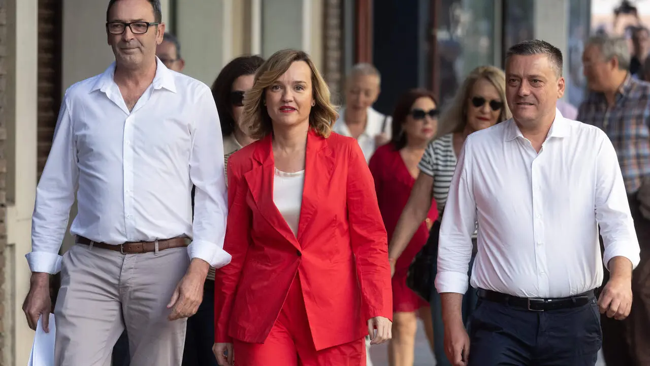La ministra Pilar Alegr&iacute;a y el portavoz del PSOE aragon&eacute;s, Fernando Sab&eacute;s, a su llegada a Ferraz / EP