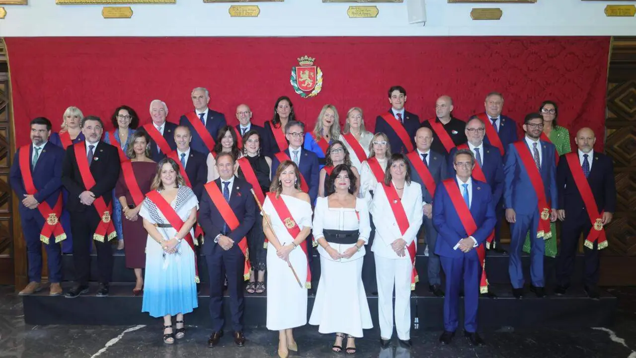 Foto de familia del acto de entrega de Medalla de Oro y distinci&oacute;n de Hijos Predilectos ./ Ayuntamiento de Zaragoza