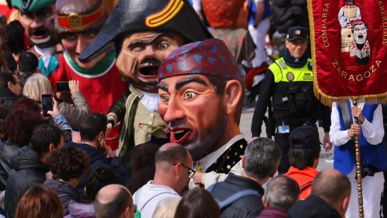 Comparsa de Cabezudos y Gigantes en la Plaza del Pilar