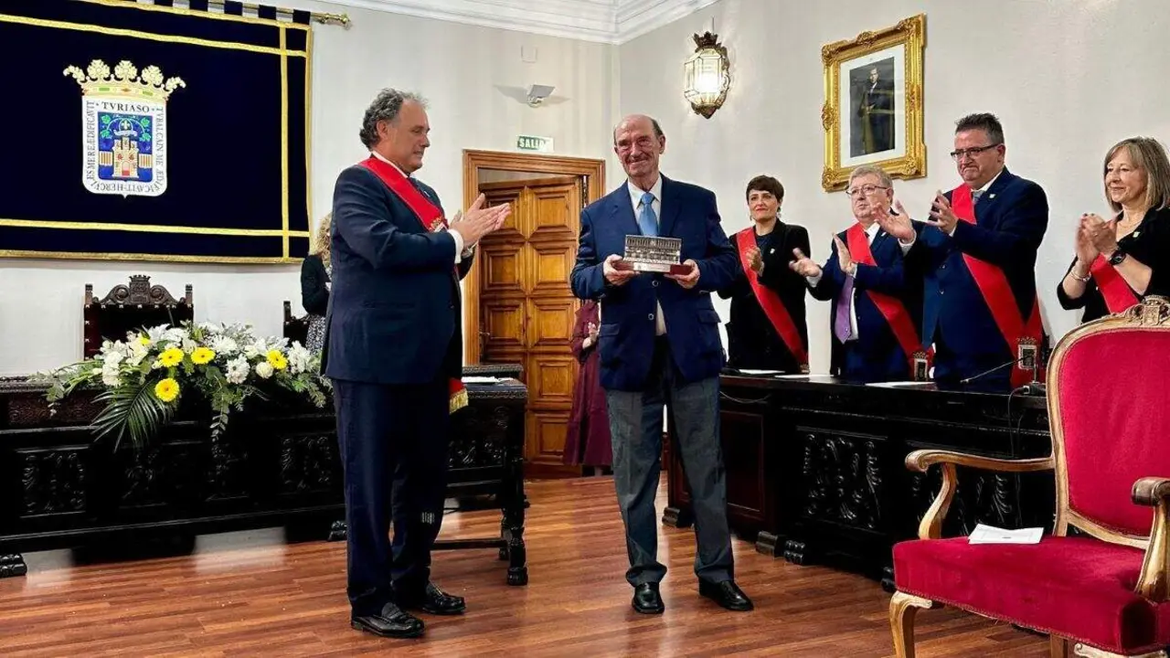 Entrega del reconocimiento 'Ciudad de Tarazona' 2025 a Chico Ramos, en el sal&oacute;n de plenos del Ayuntamiento. / AYTO. TARAZONA