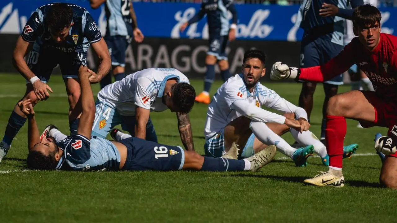 Jugadores del Real Zaragoza hundidos en el &aacute;rea / Marcos Cebri&aacute;n
