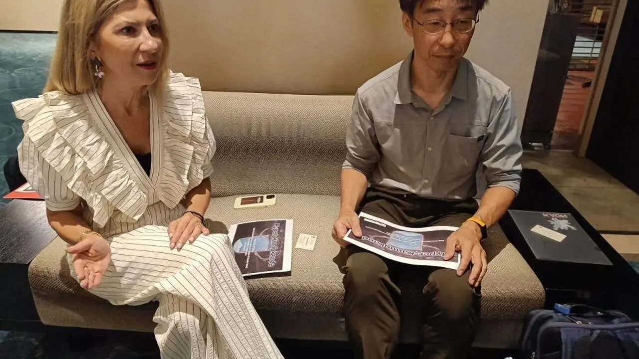 Mar Vaquero, junto a Tsuyoshi Nakaya, uno de los l&iacute;deres del experimento internacional Hyper-Kamiokande. / GOBIERNO DE ARAG&Oacute;N