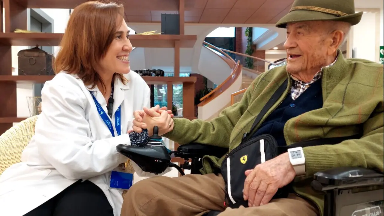 Reyes L&oacute;pez Casas, psic&oacute;loga en residencias de ancianos Ballesol, con un residente.