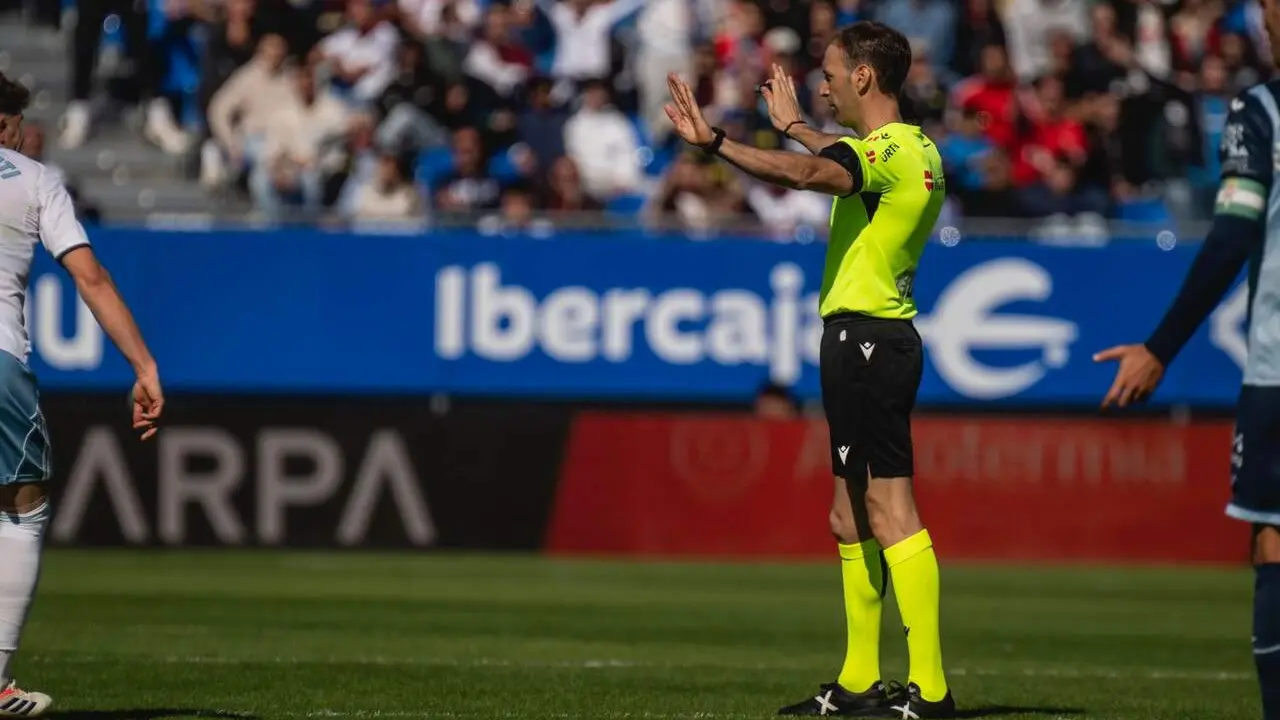 &Aacute;rbitro Rafael S&aacute;nchez L&oacute;pez en el Real Zaragoza-C&oacute;rdoba / Marcos Cebri&aacute;n