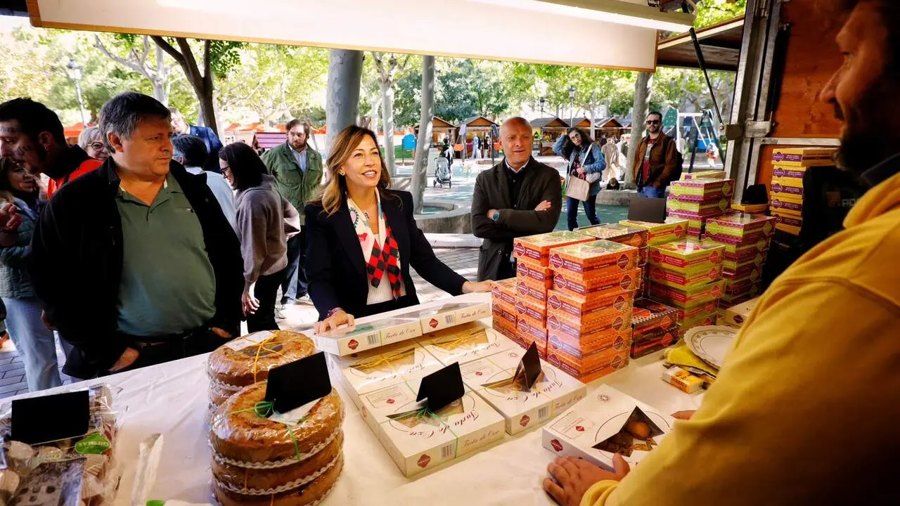 La alcaldesa de Zaragoza, Natalia Chueca, en la visita al mercado de artesanos de Arag&oacute;n y el mercado agroalimentario de la plaza de los Sitios./ AZ