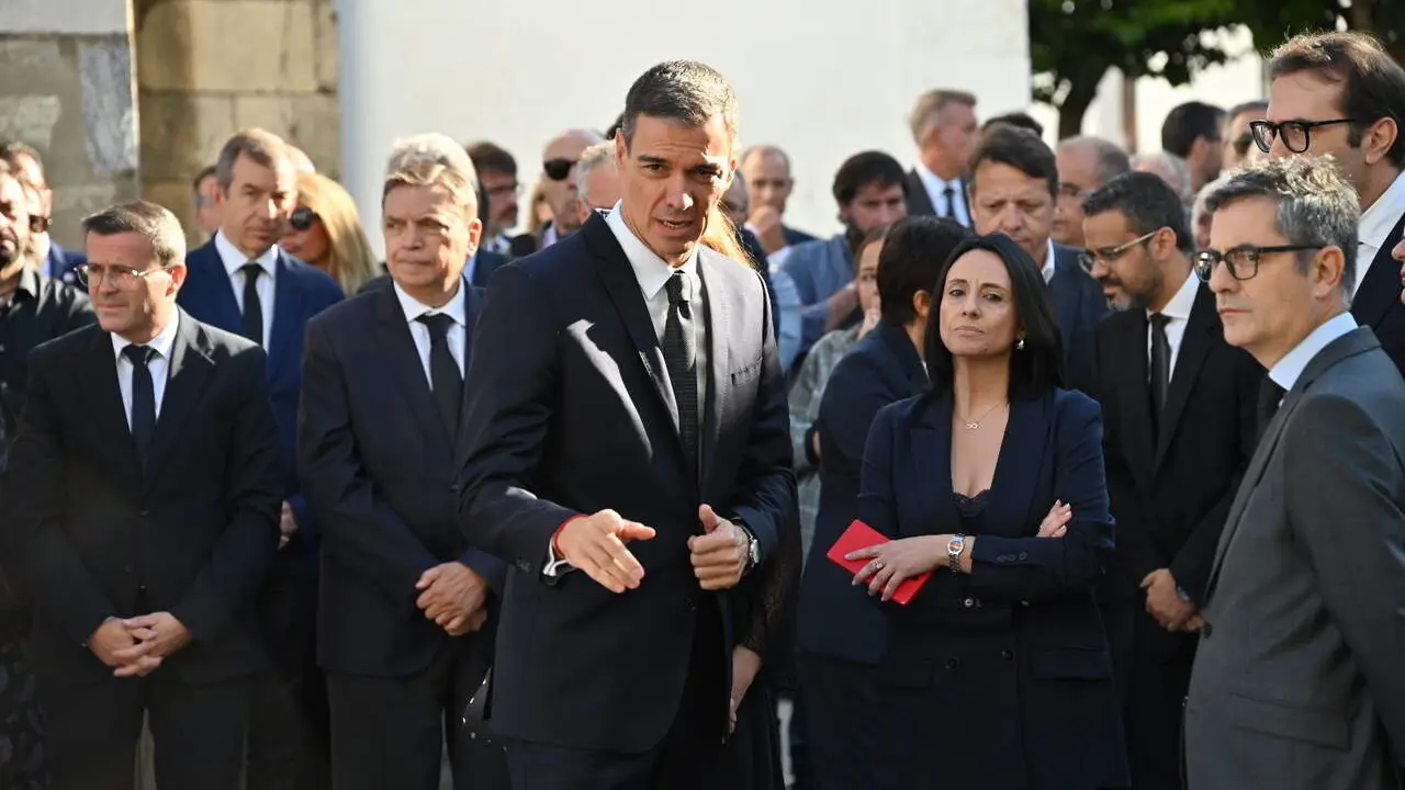 El presidente del Gobierno, Pedro S&aacute;nchez y el Rey Felipe VI, durante el acto solemne de homenaje a la bandera nacional y desfile militar en el D&iacute;a de la Hispanidad, a 12 de octubre de 2022, en Madrid (Espa&ntilde;a). Fotograf&iacute;a: Eduardo Parra / EP.