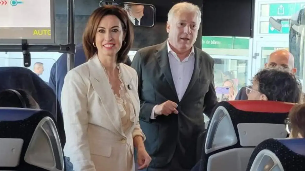 El consejero Octavio L&oacute;pez y la alcaldesa de Ejea de los Caballeros y vicepresidenta de la DPZ, Teresa Ladrero, despiden a los viajeros del bus de las 11.00 horas con destino Zaragoza. / GOBIERNO DE ARAG&Oacute;N