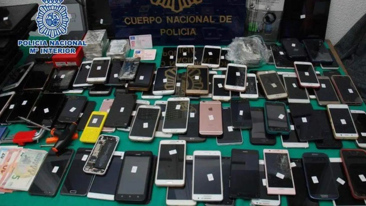 Imagen de una operaci&oacute;n policial en Zaragoza contra los hurtos de 'm&oacute;viles'/PN