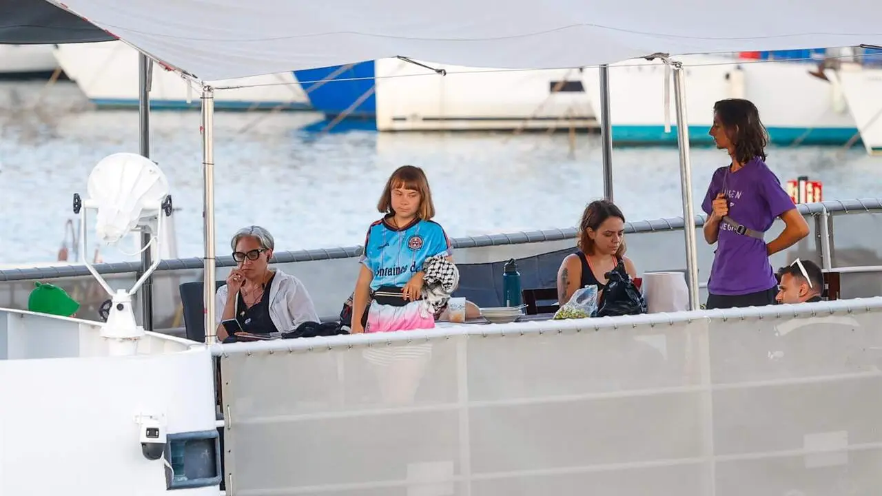 Archivo - La activista sueca Greta Thunberg y la exalcaldesa de Barcelona Ada Colau a bordo de un barco de la Global Sumud Flotilla en el puerto de Barcelona. / EP