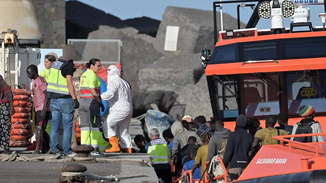 Efectivos de emergencias atienden a personas en el Muelle de la Restinga, El Hierro, Canarias (Espa&ntilde;a). / EP