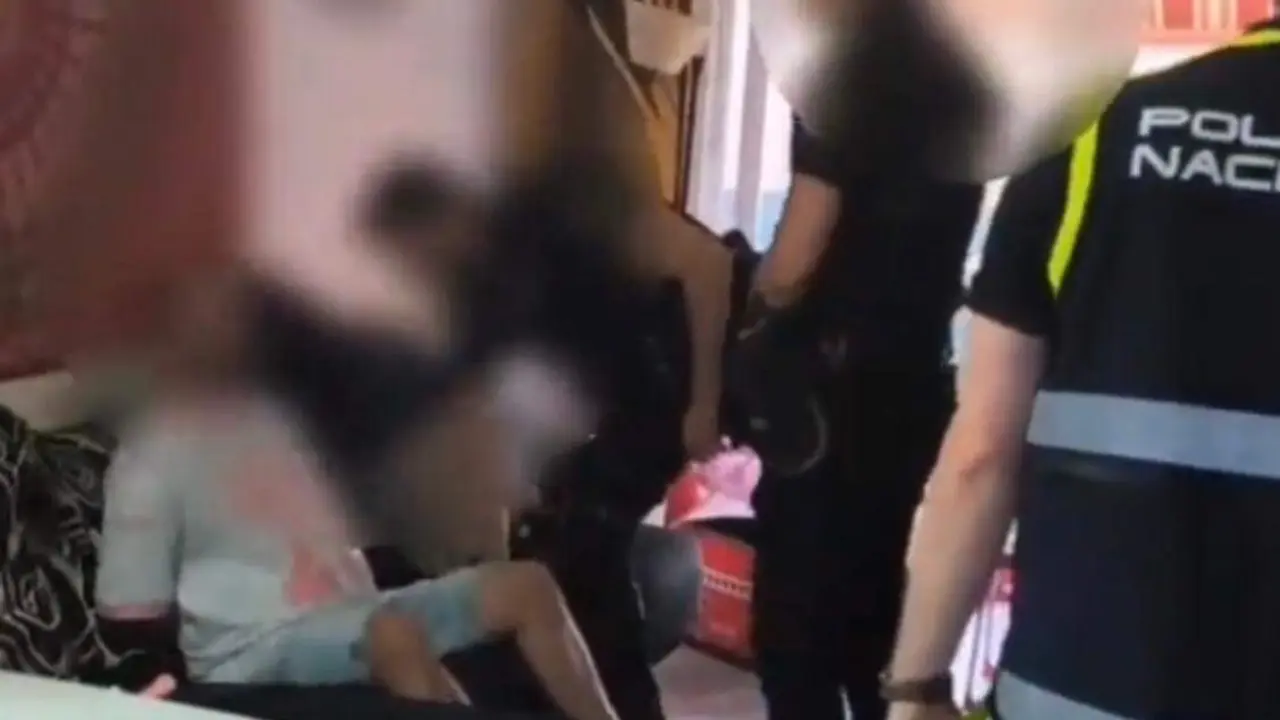 Imagen de la detenci&oacute;n de R.F. el pasado mes de junio en su domicilio en Zaragoza/ P.N.