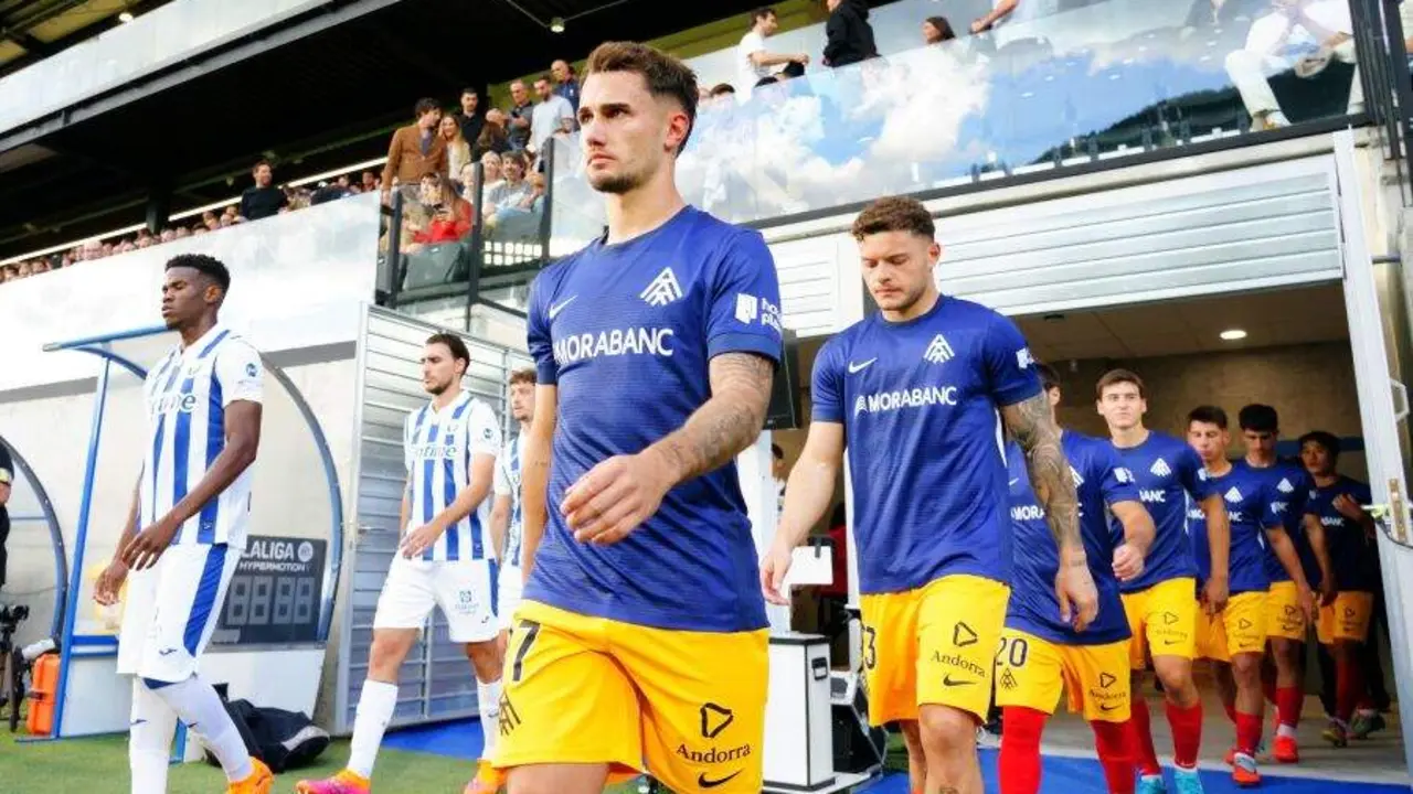 Jugadores del Andorra y del Legan&eacute;s saltando al campo / LaLiga