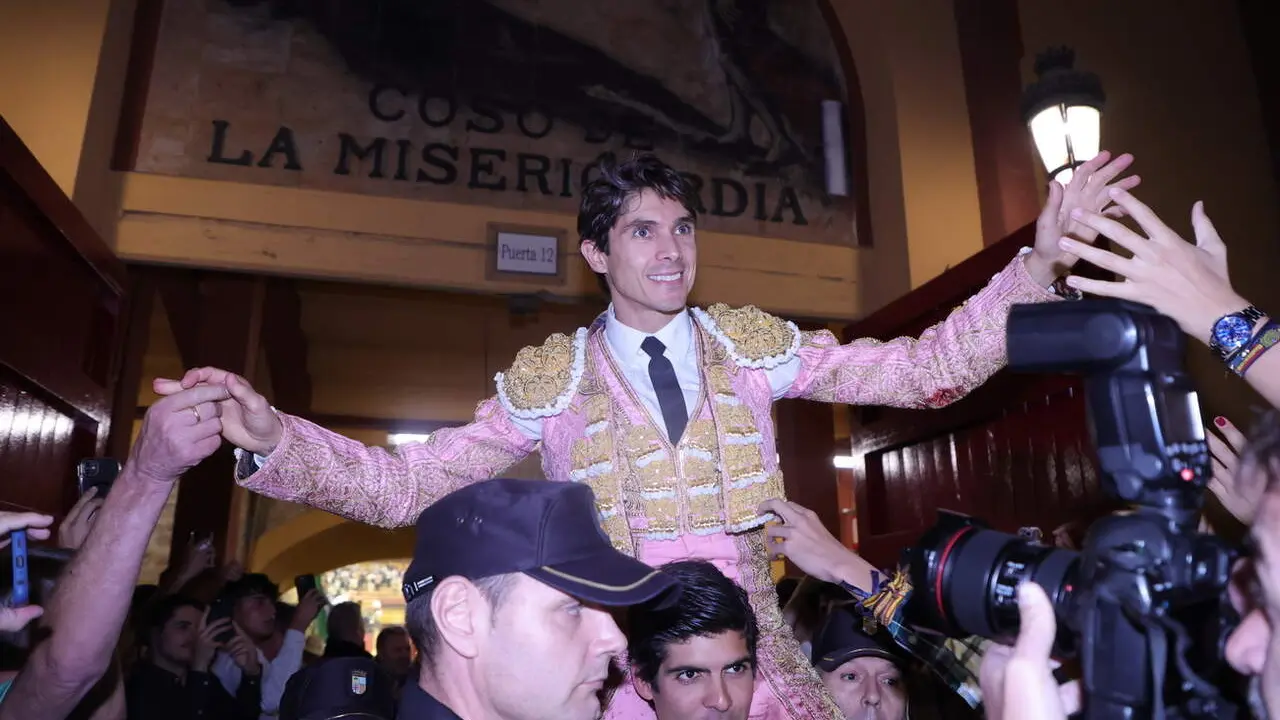 Sebasti&aacute;n Castella sale a hombros de La Misericordia./ Plaza de Toros de Zaragoza