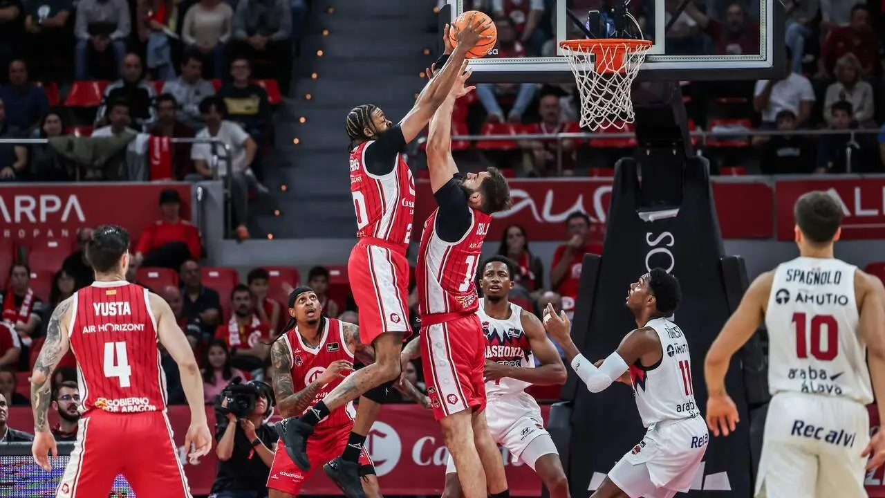 Jugadores de Casademont Zaragoza pelean por un balón / CZ