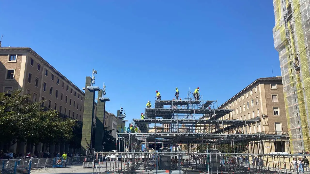 Comienza el montaje de la estructura. / HOY ARAG&Oacute;N