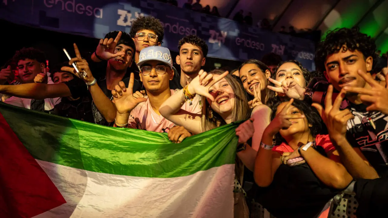 Fotograf&iacute;a del p&uacute;blico en el concierto de Morad con una bandera de Palestina