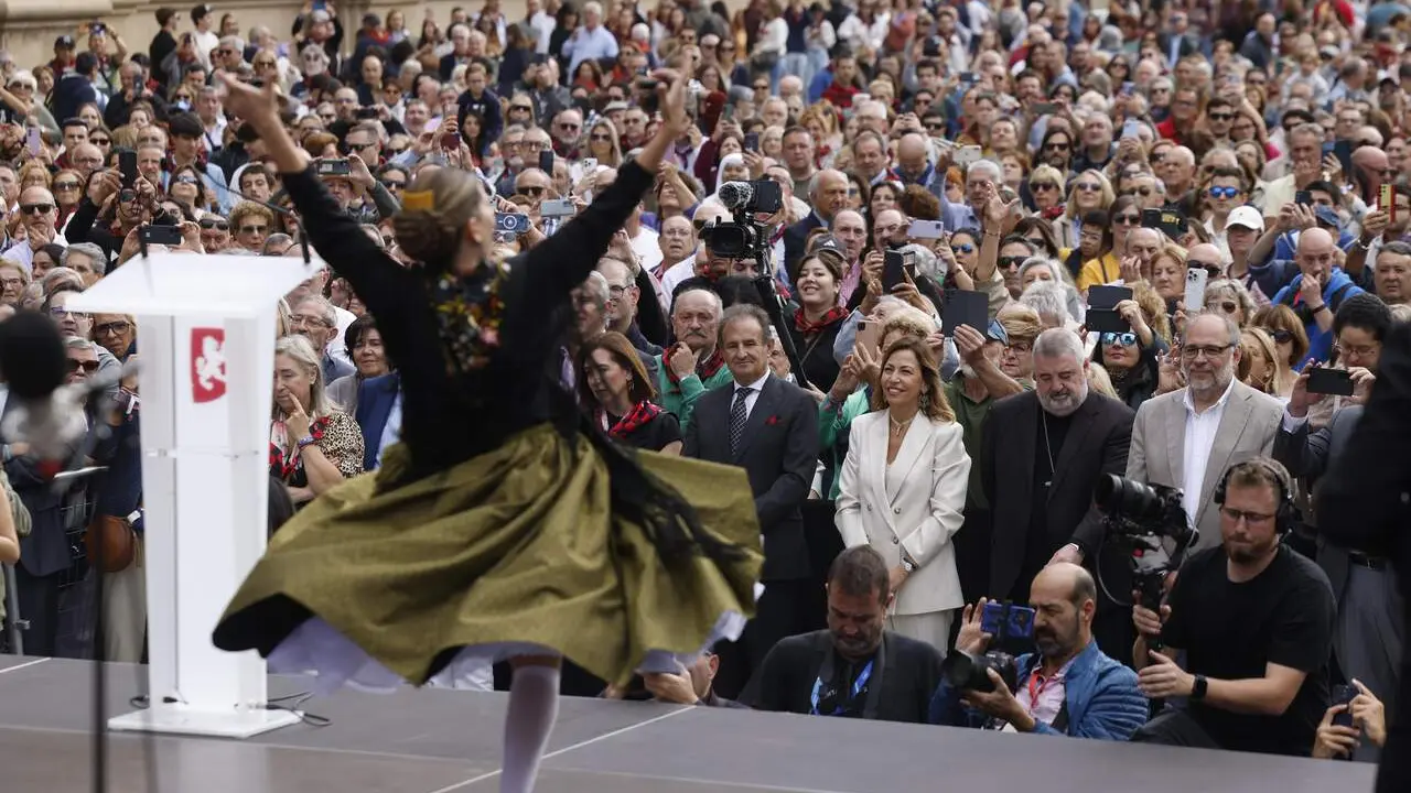 Im&aacute;genes | La Virgen del Pilar ya est&aacute; en su plaza a 24 horas de que tenga un gran manto floral