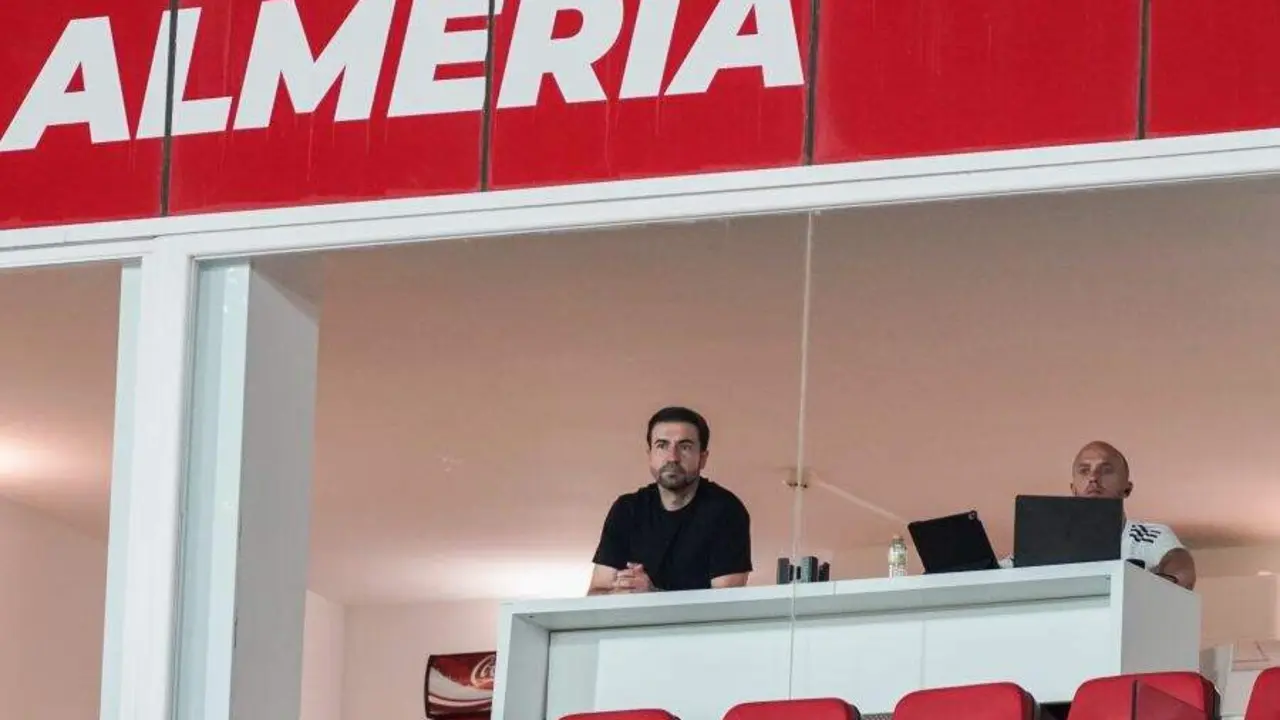 Gabi Fern&aacute;ndez siguiendo el Almer&iacute;a-Real Zaragoza desde la grada / LaLiga