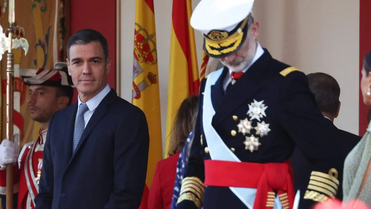 El presidente del Gobierno, Pedro S&aacute;nchez y el Rey Felipe VI, durante el acto solemne de homenaje a la bandera nacional y desfile militar en el D&iacute;a de la Hispanidad, a 12 de octubre de 2022, en Madrid (Espa&ntilde;a). Fotograf&iacute;a: Eduardo Parra / EP.