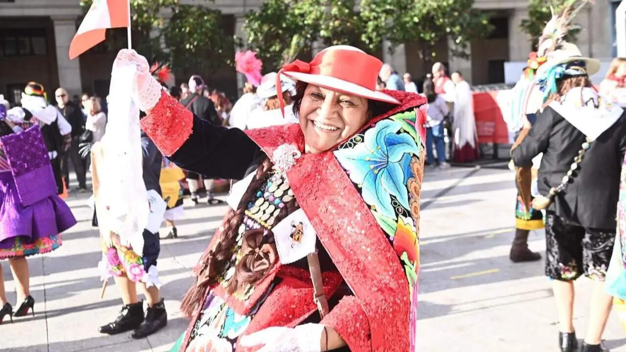 Representante peruana en la Ofrenda floral a la Virgen del Pilar, a 12 de octubre de 2025, en Zaragoza, Arag&oacute;n (Espa&ntilde;a). Fotograf&iacute;a: Ram&oacute;n Comet / EP.