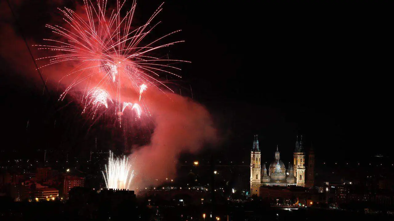 Fuegos artificiales para cerrar las Fiestas del Pilar ./ Ayuntamiento de Zaragoza