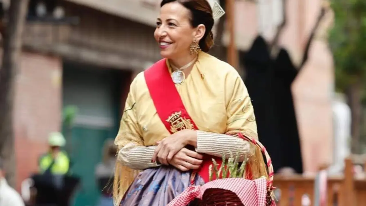 Atuendo de la alcaldesa de Zaragoza, Natalia Chueca, para la Ofrenda de Frutos 2025 ./ Toni Gal&aacute;n - Ayuntamiento de Zaragoza