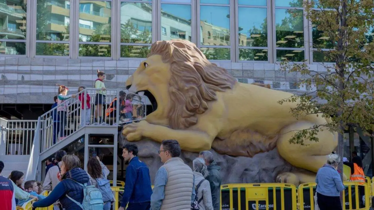 El le&oacute;n garganch&oacute;n en el espacio Xplora de Ibercaja durante las fiestas del Pilar 2025. / IBERCAJA