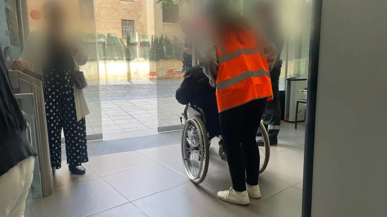 Imagen del acusado saliendo de la Audiencia Provincial de Zaragoza en ambulancia/H.A.