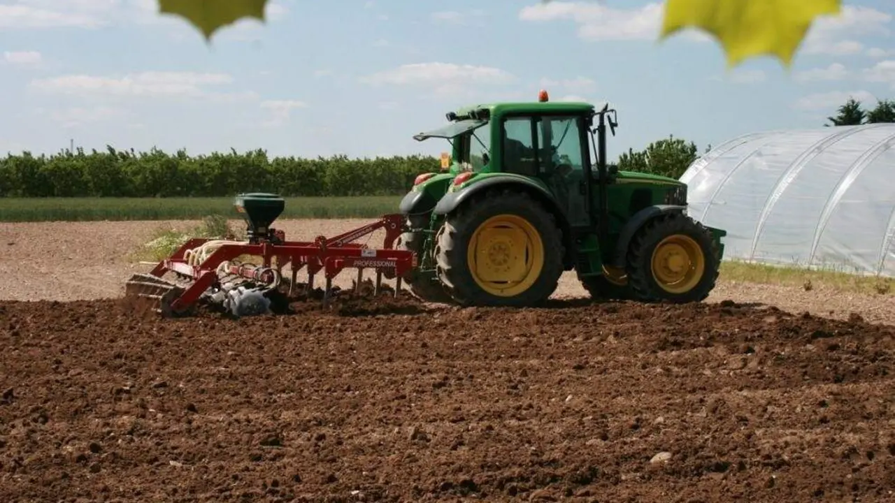 Tractor en un campo agr&iacute;cola./ Gobierno de Arag&oacute;n