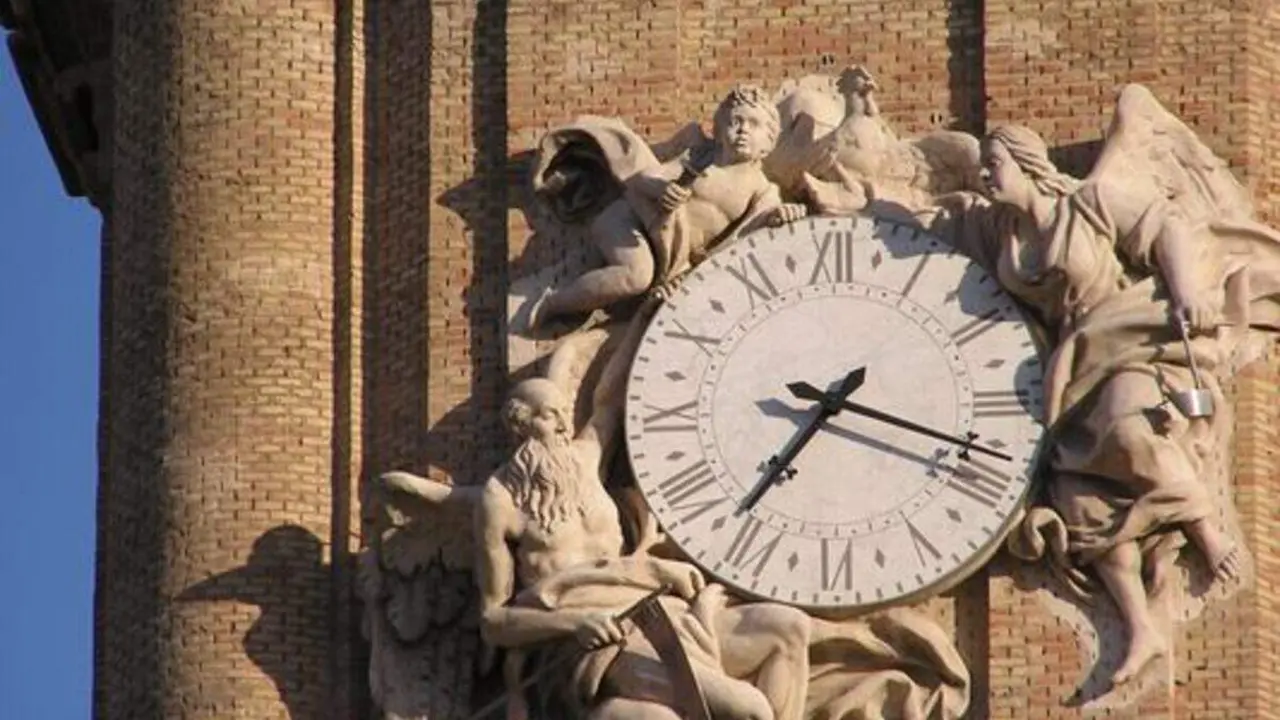 Reloj en la fachada de La Seo ./ Ayuntamiento de Zaragoza