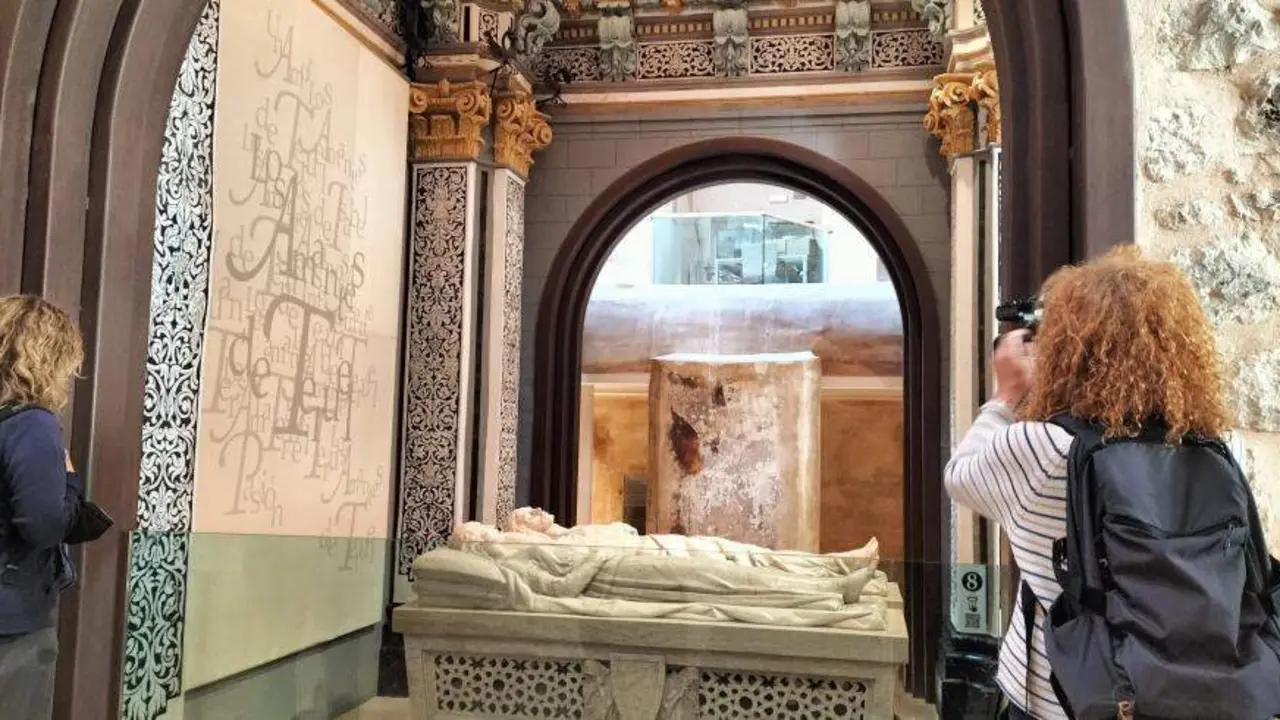 Las periodistas, en el Mausoleo de los Amantes. Una visita al Mausoleo de los Amantes.