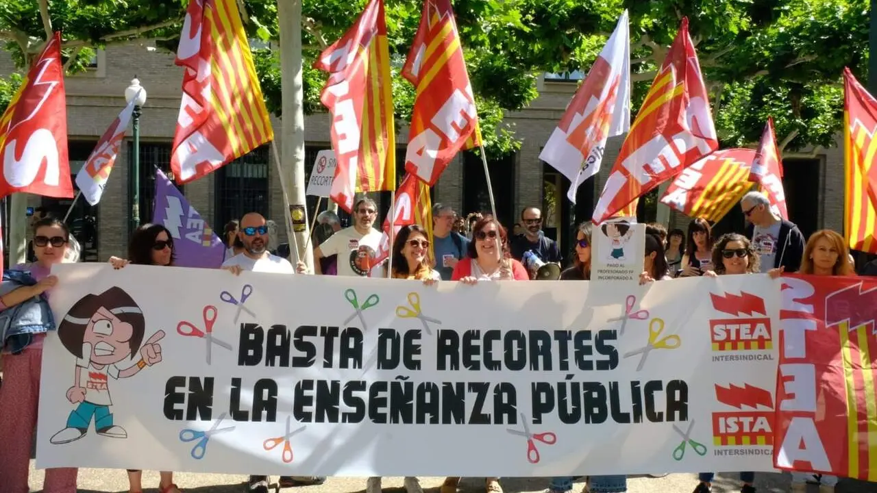 Concentraci&oacute;n de STEA ante la sede del Gobierno de Arag&oacute;n. / STEA