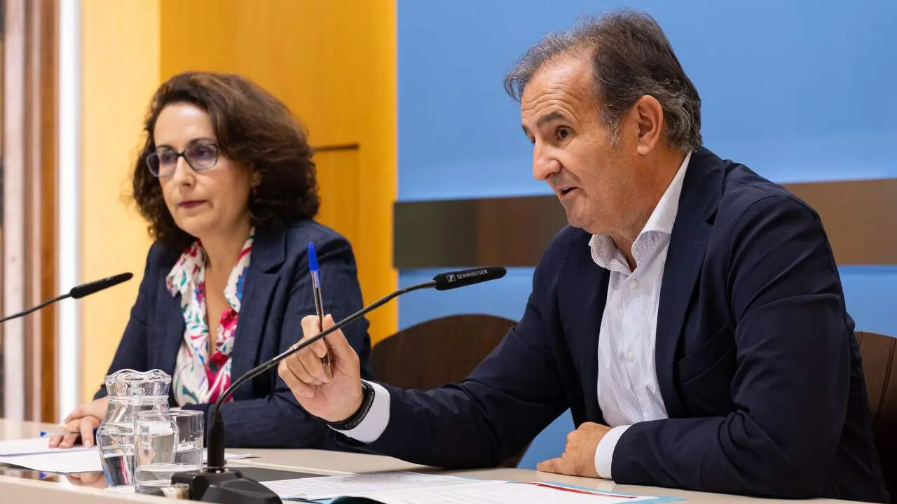 El consejero de Presidencia, &Aacute;ngel Lor&eacute;n, y la concejal de Vox Eva Torres /AZ