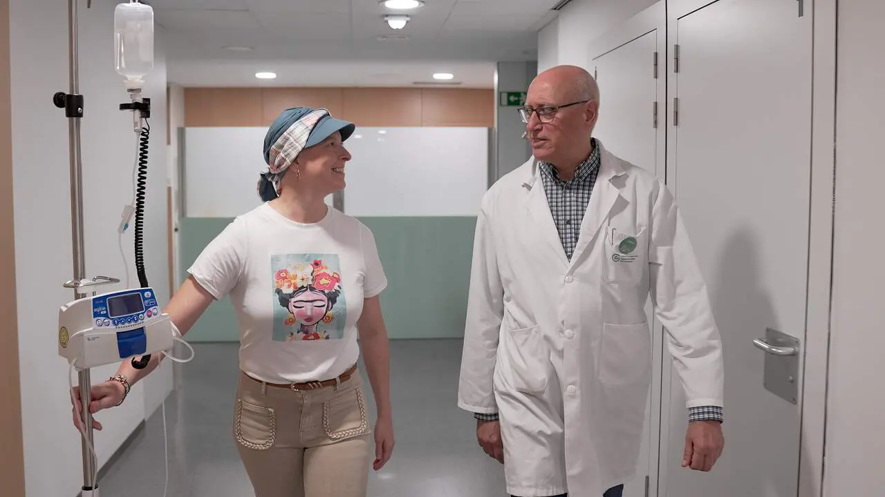 Voluntarios de la AECC y paciente oncol&oacute;gico en el Hospital Universitario Quir&oacute;nsalud