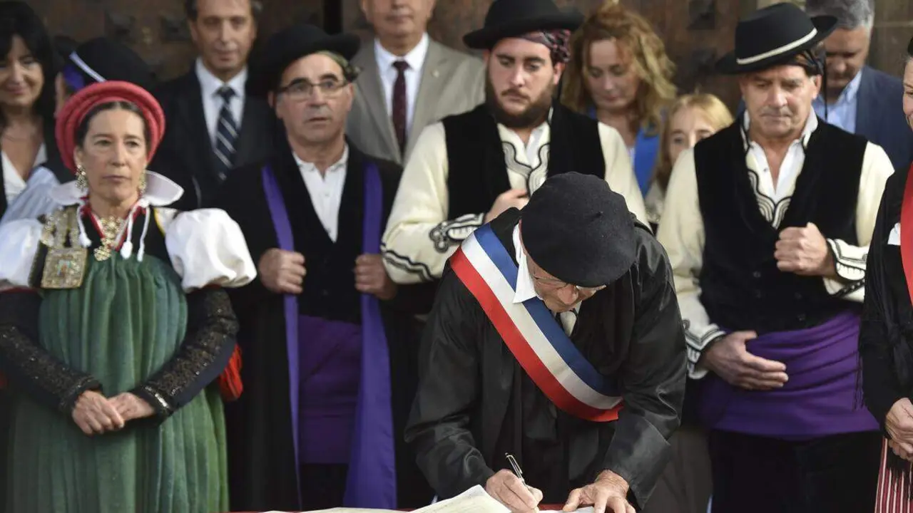 Varias personas recrean la frma del tratado durante el 650 aniversario del Tributo de las Tres Vacas, en el atrio de la Iglesia de San Pedro de Ans&oacute; (Huesca).
- Ver&oacute;nica Lacasa - Europa Press