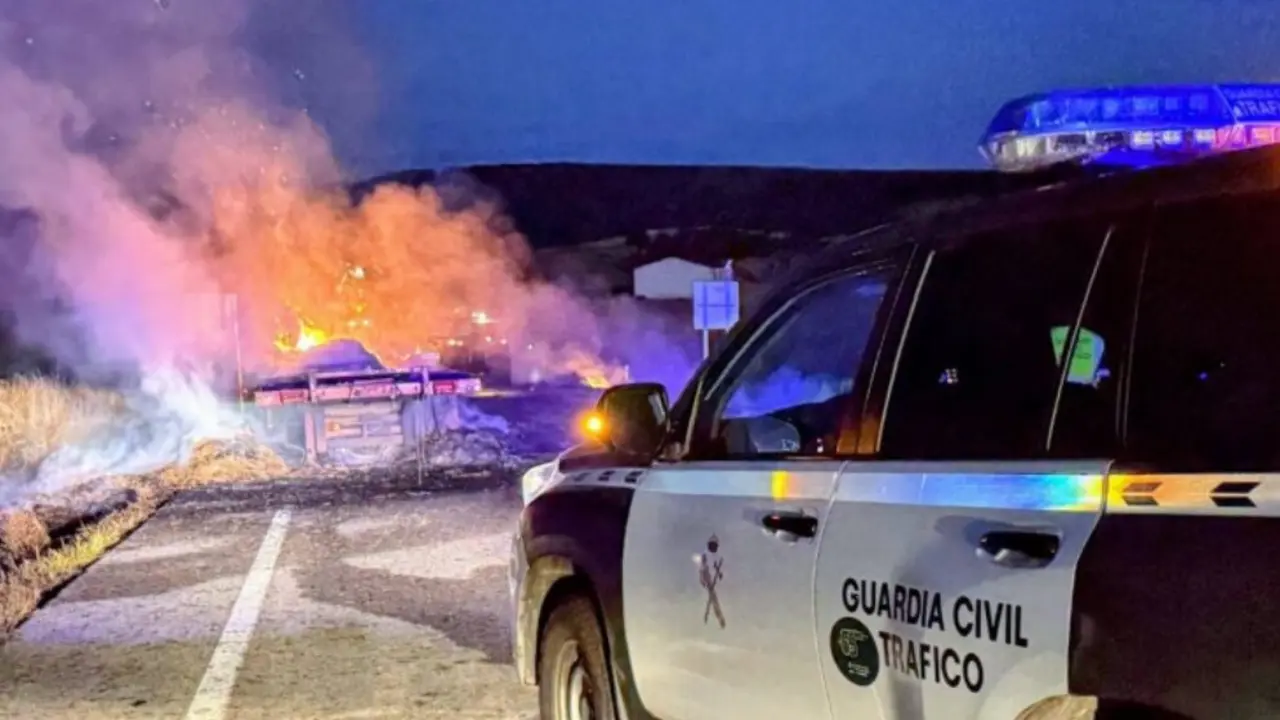 Cami&oacute;n incendiado. / GUARDIA CIVIL