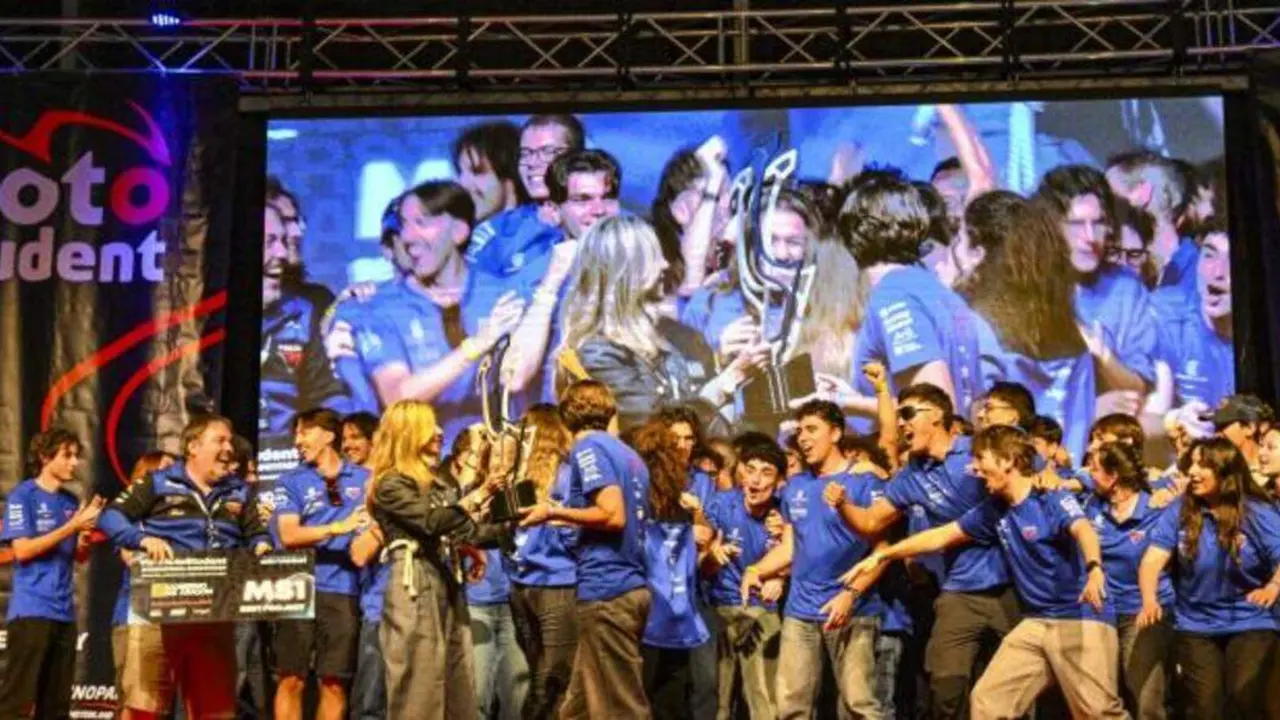 Mar Vaquero ha hecho entrega del premio a los ganadores del Motostudent celebrado en Motorland Arag&oacute;n