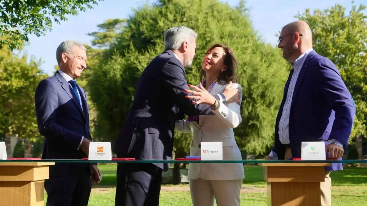 La alcaldesa de Zaragoza, Natalia Chueca y el presidente del Gobierno de Arag&oacute;n, Jorge Azc&oacute;n,  en la firma del protocolo de vivienda en Arcosur. /AZ