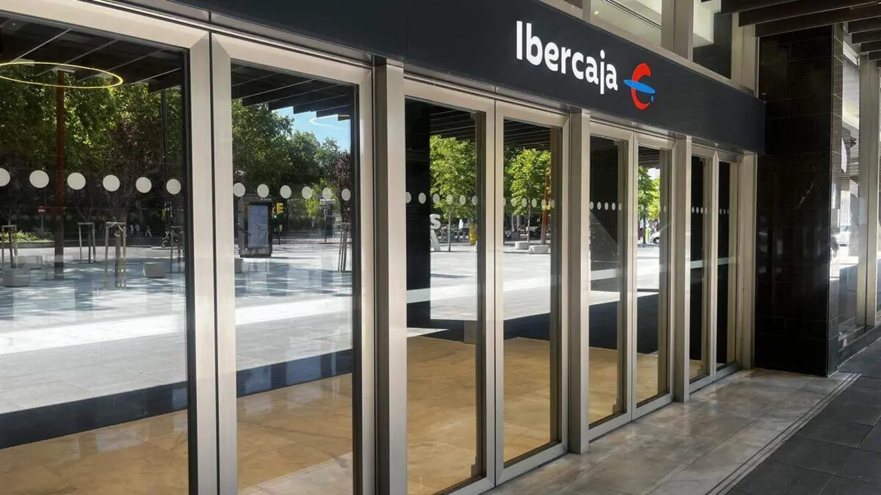 Archivo - Uno de los accesos a la sede central de Ibercaja en Zaragoza ./ EUROPA PRESS - Archivo