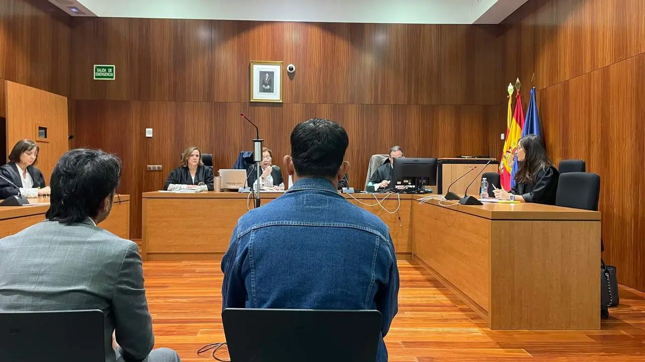 Imagen del acusado escuchando la sentencia en la Audiencia Provincial de Zaragoza/H.A.