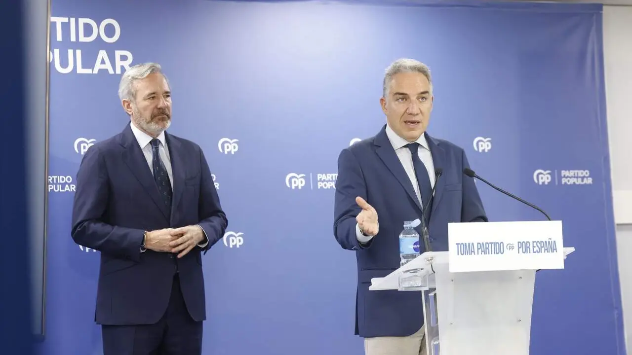 El&iacute;as Bendodo en Zaragoza junto a Jorge Azc&oacute;n./ PP