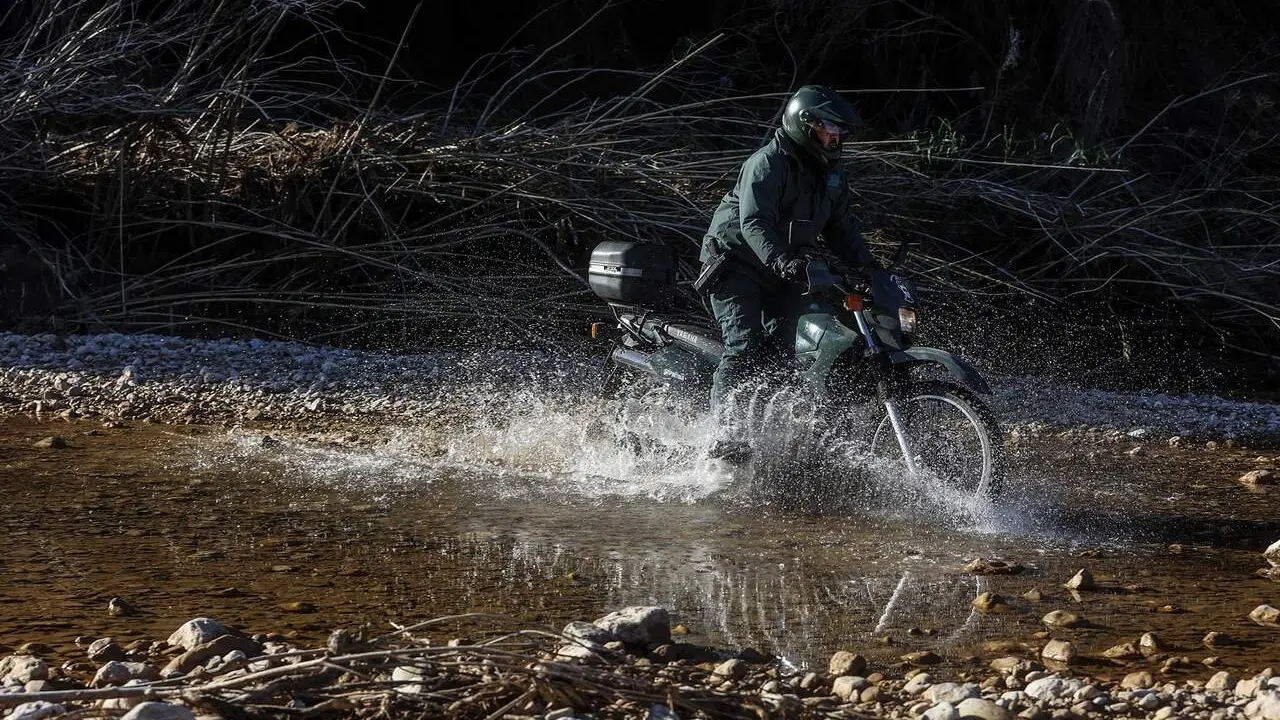 Un agente de la Guardia Civil en moto busca a un desaparecido en los barrancos del r&iacute;o Turia en imagen de archivo. / EP