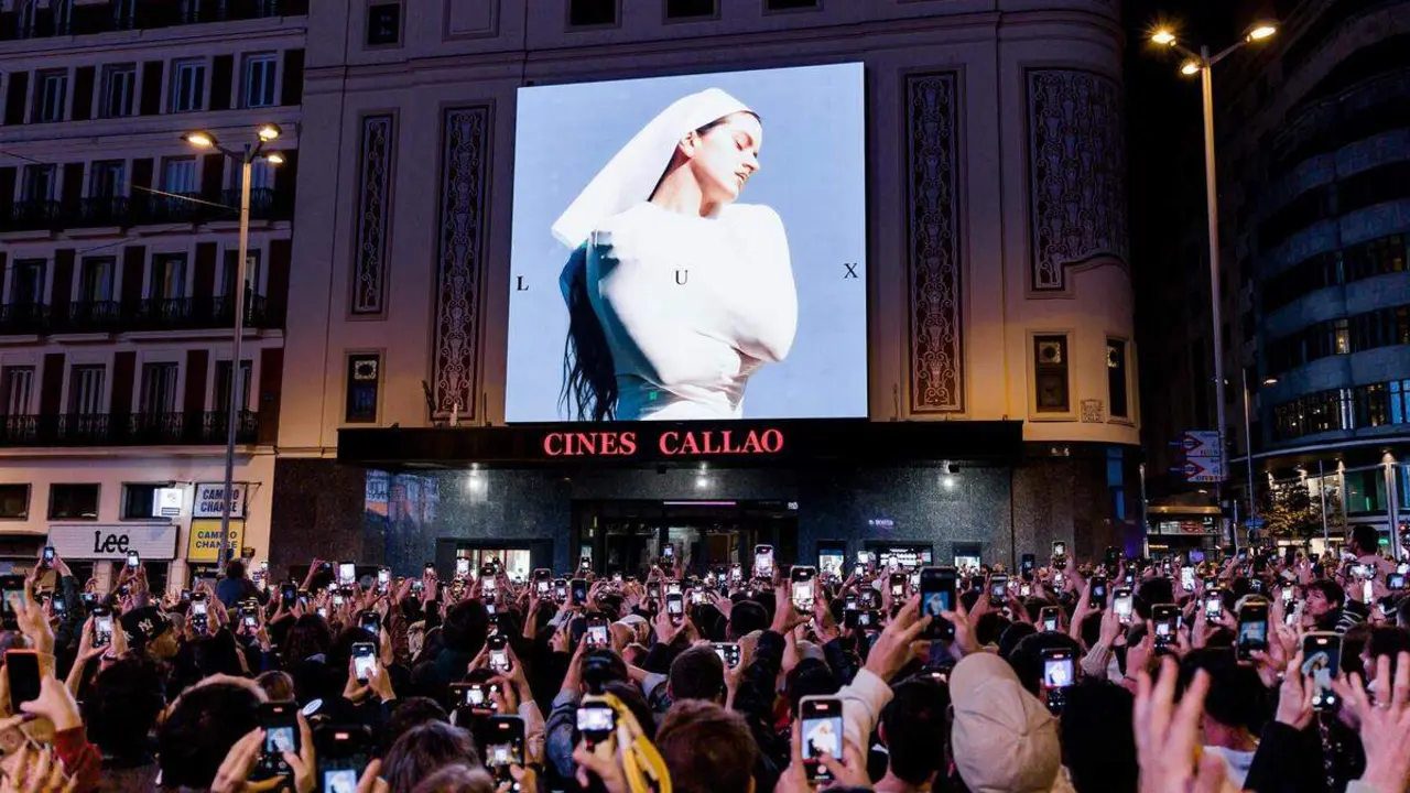 Rosal&iacute;a ha colapsado la plaza de Callao para presentar el lanzamiento de su nuevo disco, 'Lux'
- CARLOS LUJ&Aacute;N / EUROPA PRESS