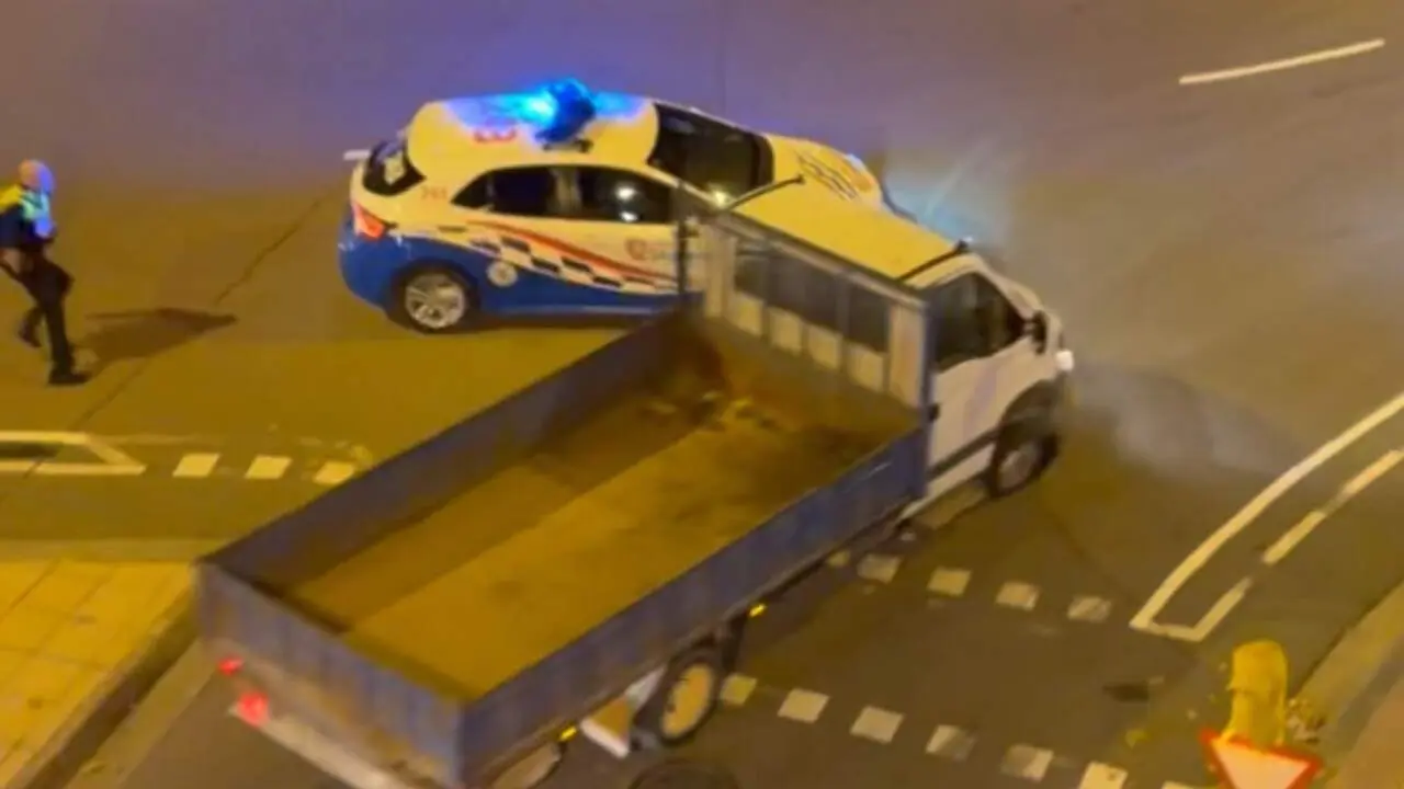 Imagen de la furgoneta arremetiendo contra un coche de la Policía Local en su fuga/ Cedida a H.A.