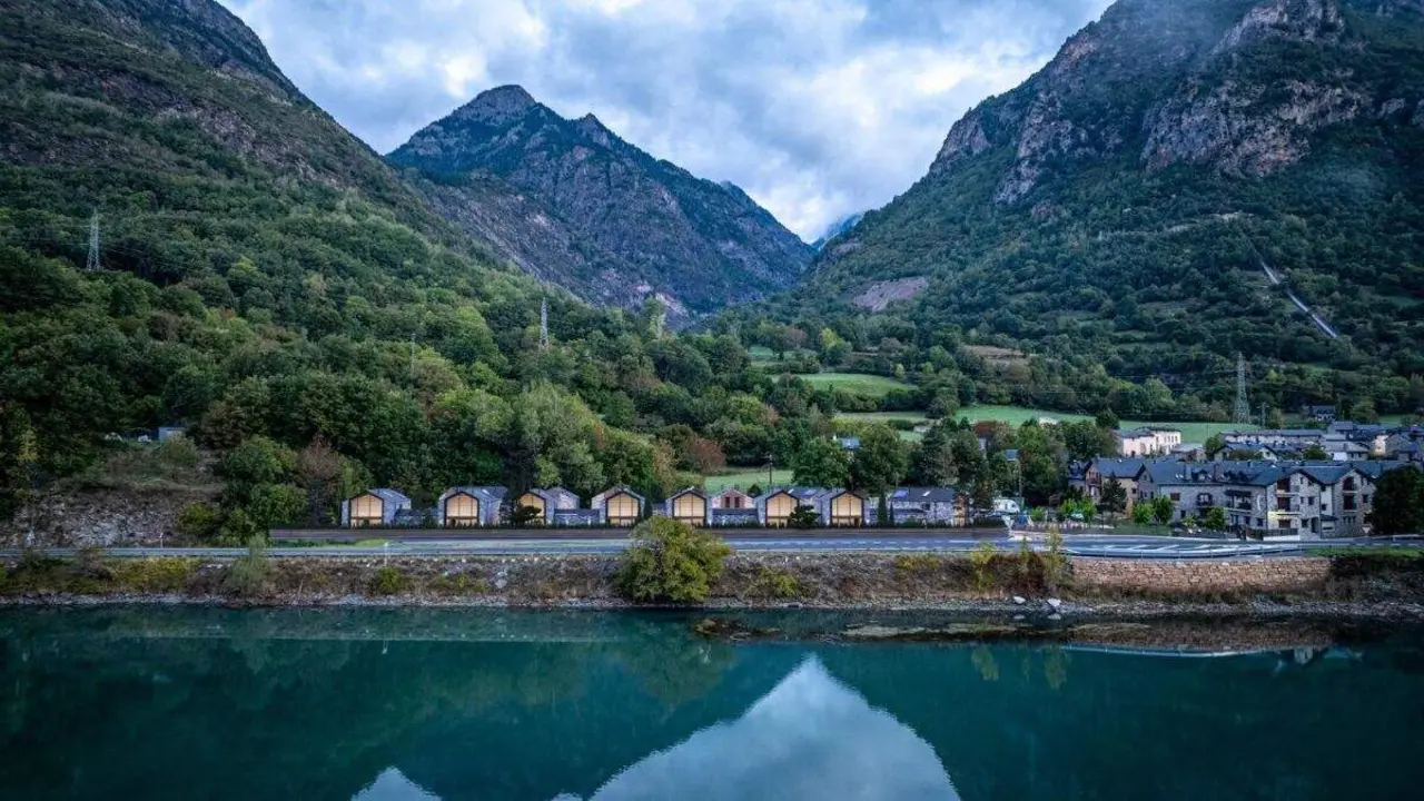 Las Bordas de Eriste es una promoci&oacute;n de viviendas en Benasque que se inspira en las casas antiguas del Pirineo. / GARLAN INMOBILIARIA