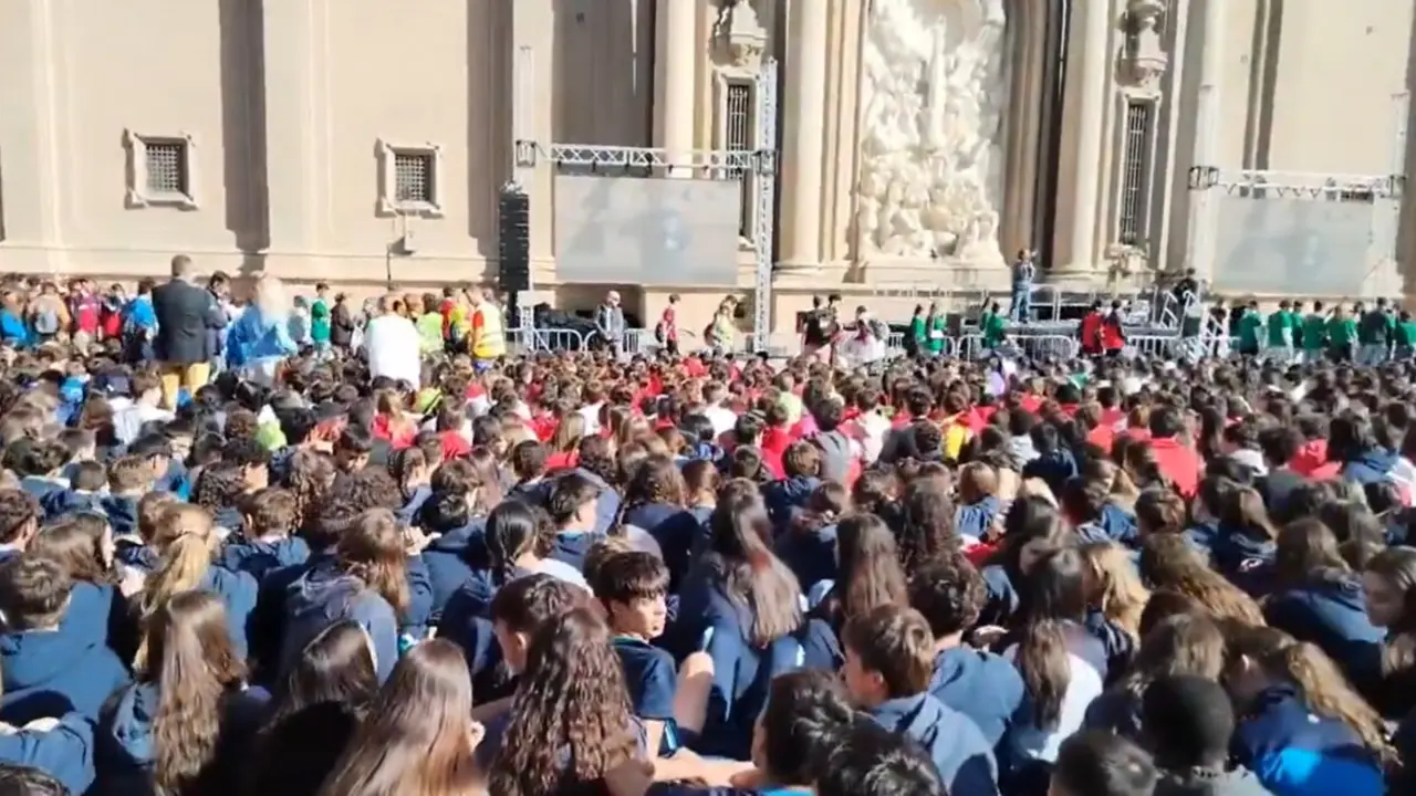 M&aacute;s de 7.500 j&oacute;venes llenan la Plaza del Pilar para celebrar el Jubileo del Mundo de la Educaci&oacute;n ./ Fundaci&oacute;n Educativa Escolapias