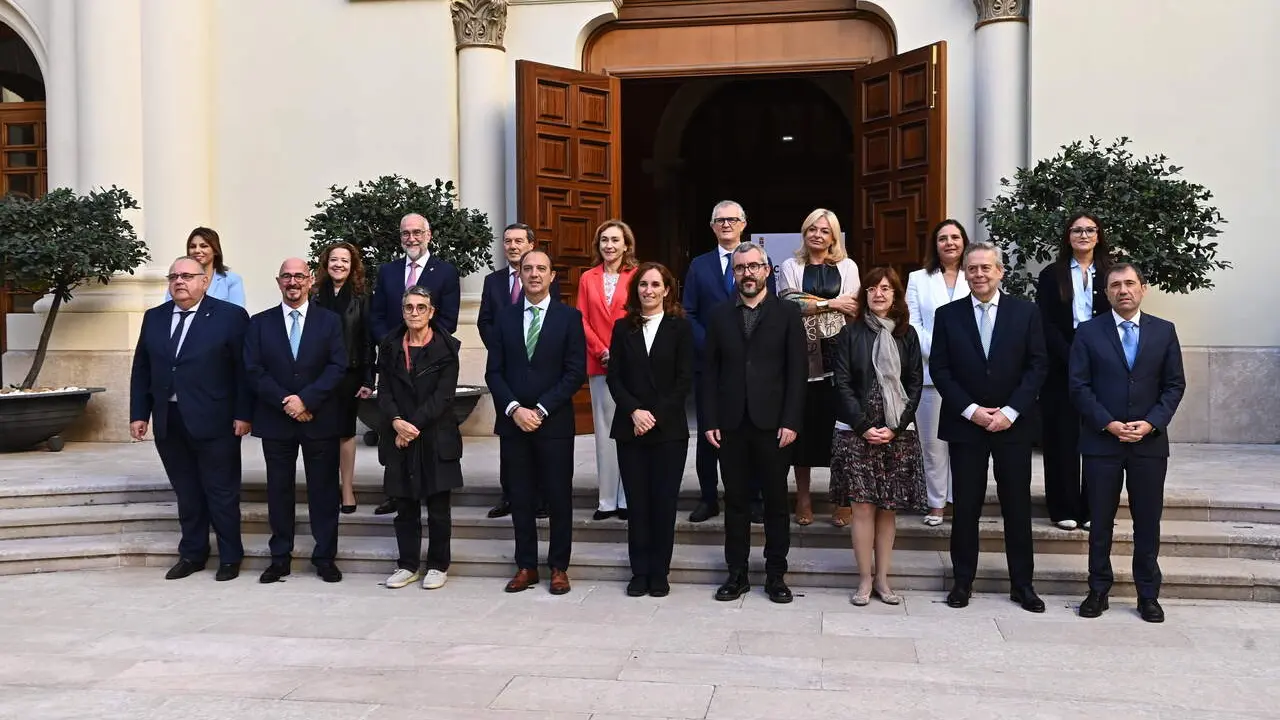 Reuni&oacute;n de Sanidad en el Pignatelli la ministra M&oacute;nica Garc&iacute;a al frente./ EP