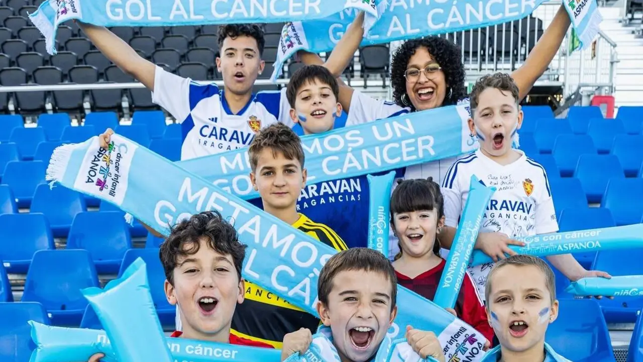 Ni&ntilde;os de Aspanoa en el Ibercaja Estadio - Foto Asier Alkorta