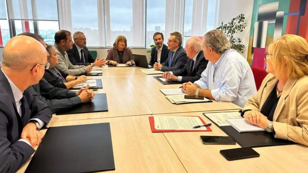 La consejera de Educaci&oacute;n, Tomasa Hern&aacute;ndez, se re&uacute;ne con los representantes del bachillerato./ DGA