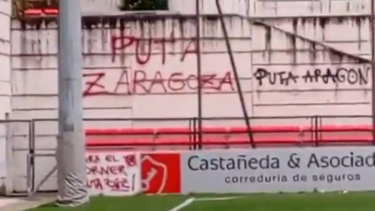 Pintadas contra el Real Zaragoza y Arag&oacute;n en el campo de la Mutilvera / &Aacute;lvaro Puertas